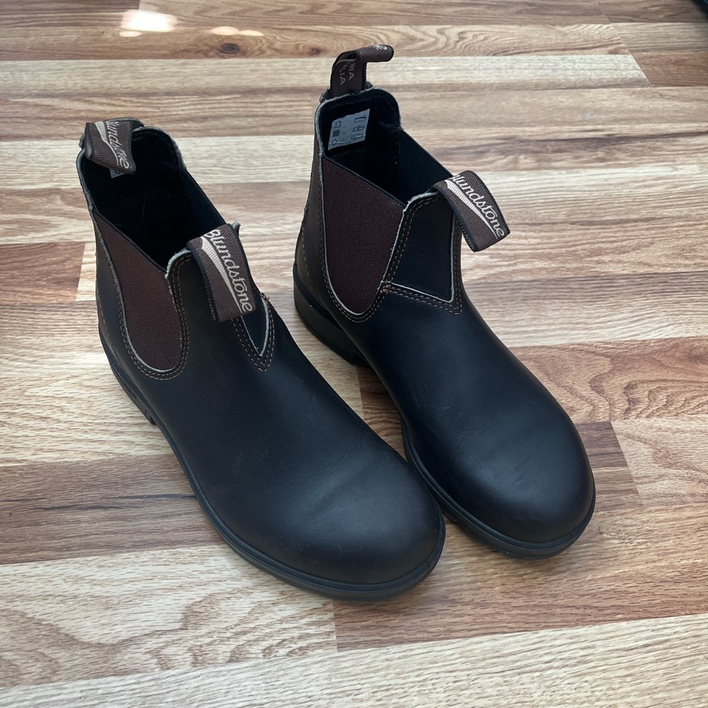 Barely Worn Stout Brown Chelsea Blundstones